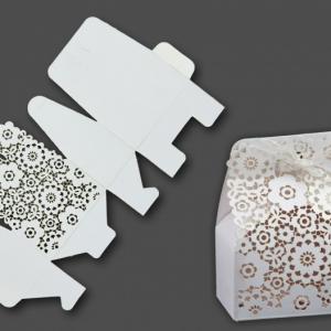 Ajándékdoboz esküvői virágos áttört 10cm 12db