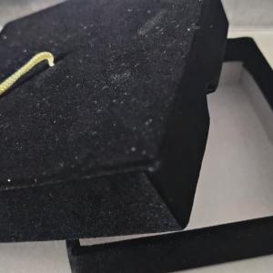 Bársony papírdoboz ballagási sapi 12x4cm ékszertartó