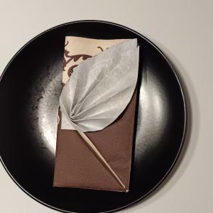 Elegáns leveles zseb mintás