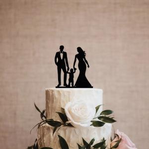 Esküvői tortadísz fekete család kisfiúval