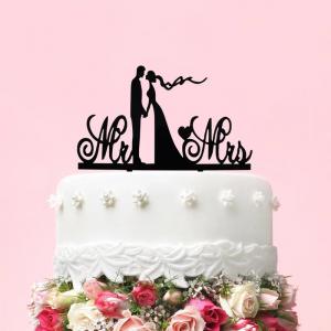 Esküvői tortadísz fekete Mr. és Mrs. csókolózik
