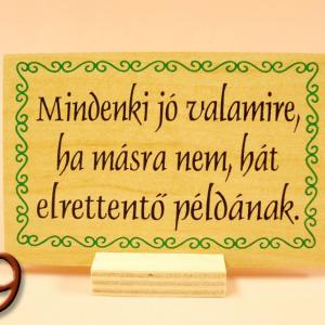 Fatábla kis talpas 10x7cm Mindenki jó valamire...