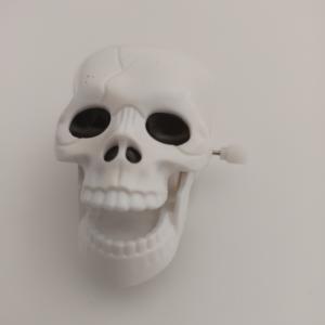 Felhúzható koponya játék – mozgó, fogcsattogtató Halloween-koponya