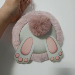 Húsvéti rózsaszín szőrmés koszorú 15 cm nyuszi popó koszorúközéppel