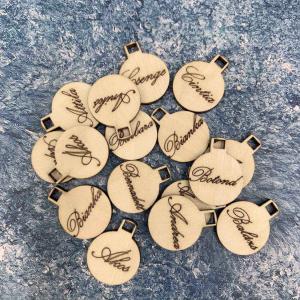 Kicsi natúr fa karácsonyfa díszek 2cm - A-tól K-ig nevek natúr karácsonyfához