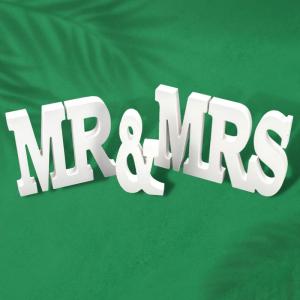 Mr & Mrs felirat fából hossz: 50cm, magasság: 16cm, vastagság:2cm