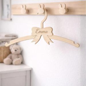 Natúr fa - Gyerek vállfa egyedi név gravírozással 13x30cm