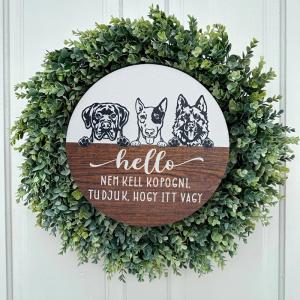 Nyomtatott fa tábla koszorú közép - Hello nem kell kopogni 11,8cm
