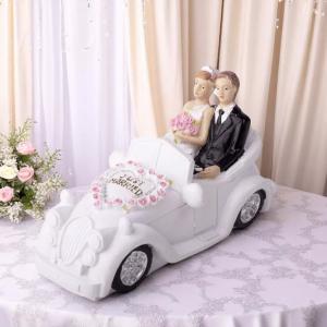 Polirezin autó esküvői párral 10,2x6 cm