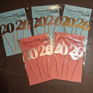 Tortadísz „2026” – kézműves beszúrós évszám