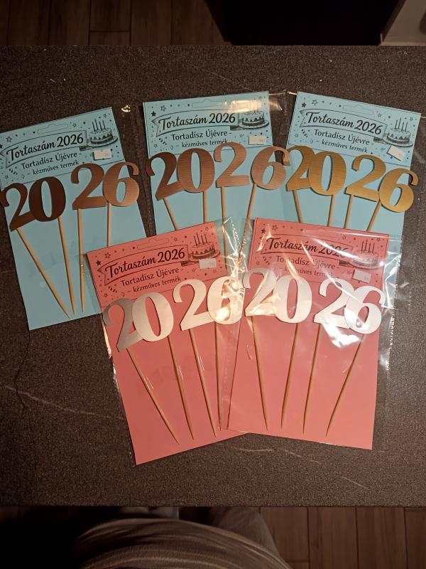 Tortadísz „2026” – kézműves beszúrós évszám