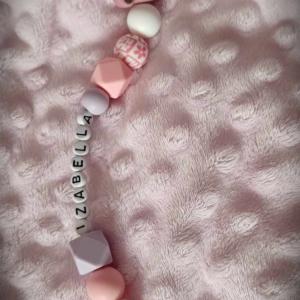 Lila - rózsaszín 3D Anya medve és kisbocsa, névre szóló szilikon cumilánc