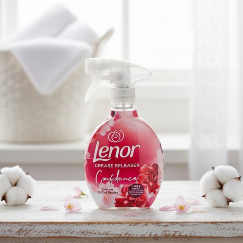Lenor Crease Releaser Jázmin és piros bogyós gyümölcsök vasaláskönnyítő és textilfrissítő spray, 500 ml