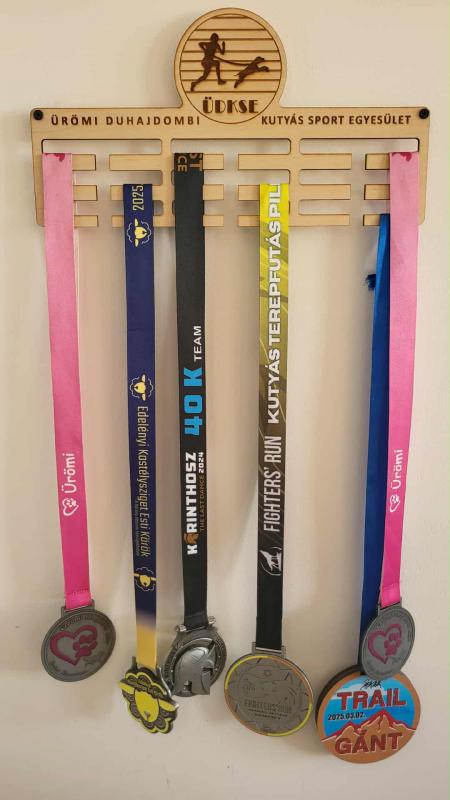 Érem tartó gravírozott logóval