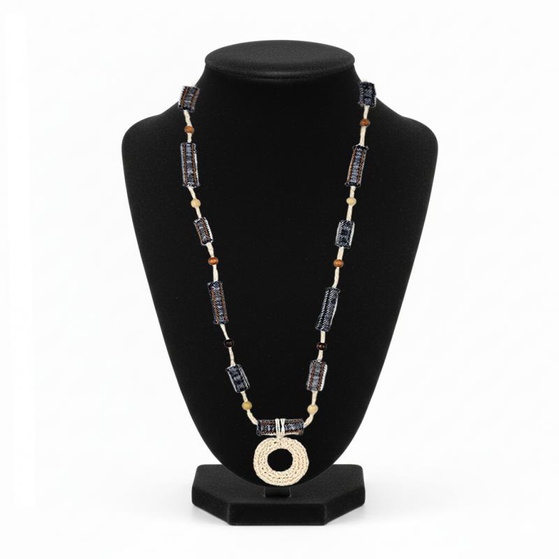 ● Hosszú nyaklánc farmergyöngyökkel, horgolt medállal ●