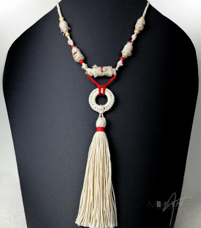 ● Hosszú textilnyaklánc, horgolt medállal, bojttal●
