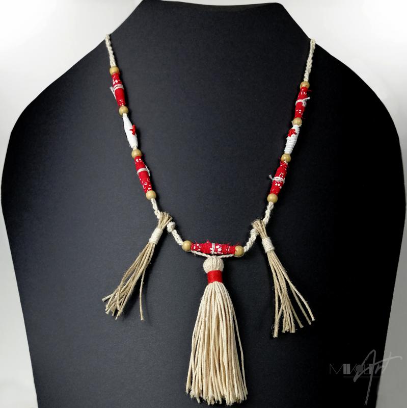 ● Textilnyaklánc bojttal, piros textilgyöngyökkel●