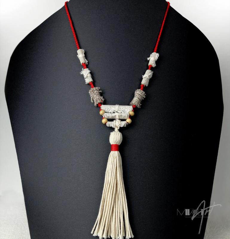 ● Textilnyaklánc, hosszú bojttal, piros zsinórral●