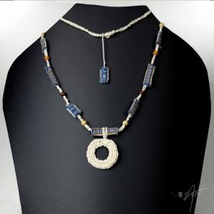 ● Hosszú nyaklánc farmergyöngyökkel, horgolt medállal ●