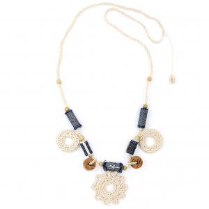 ● Nyaklánc lapos farmergyöngyökkel, horgolt virággal●