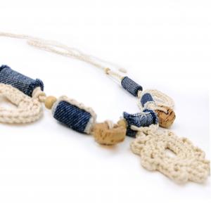 ● Nyaklánc lapos farmergyöngyökkel, horgolt virággal●