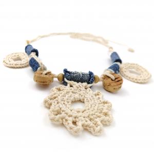 ● Nyaklánc lapos farmergyöngyökkel, horgolt virággal●