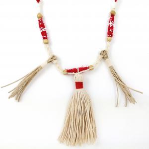 ● Textilnyaklánc bojttal, piros textilgyöngyökkel●