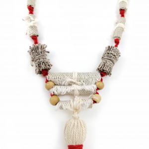 ● Textilnyaklánc, hosszú bojttal, piros zsinórral●