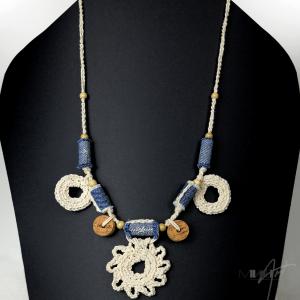 ● Nyaklánc lapos farmergyöngyökkel, horgolt virággal●