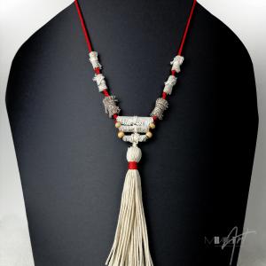 ● Textilnyaklánc, hosszú bojttal, piros zsinórral●