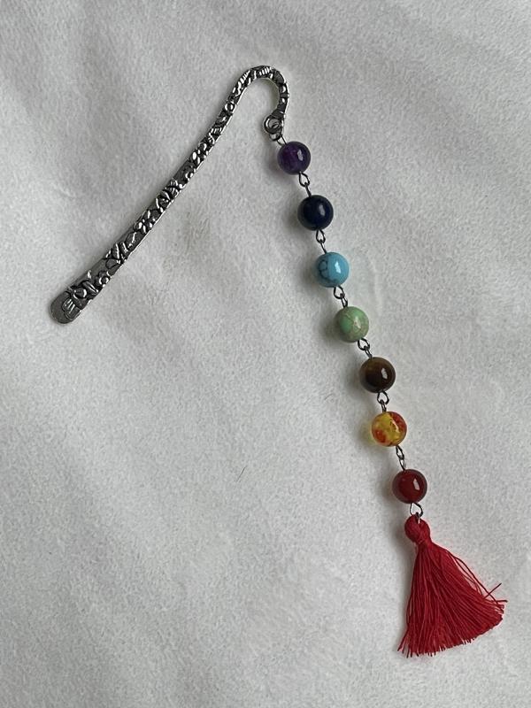 7 Csakra Ásvány Könyvjelző – Ezüst színű toll piros bojttal