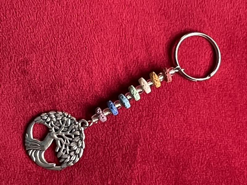 7 Csakra Életfa Kulcstartó Lávakővel – Ezüst színű talizmán