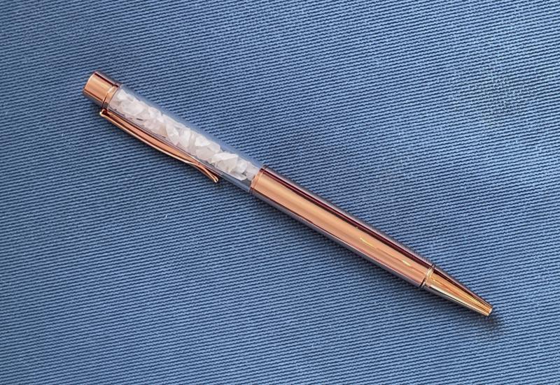A Szív Hangja – Rózsakvarc ásvány golyóstoll rosegold színben