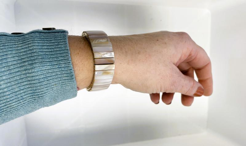 Aranyló Homokpart – Bézs kagyló karkötő arany színű alapon (rugalmas)