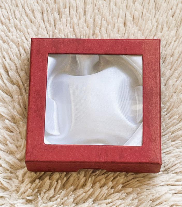 „Bordó Elegancia” Négyzet alakú Díszdoboz – Selyem béléssel (9x9 cm)