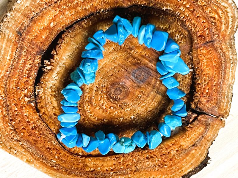 Csendes Erő – Természetközeli howlit karkötő