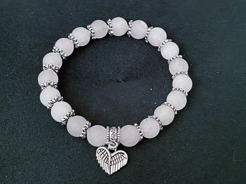 Égi Kert – Fehér Matt Jáde Női Karkötő Angyalszárnnyal és Virágokkal