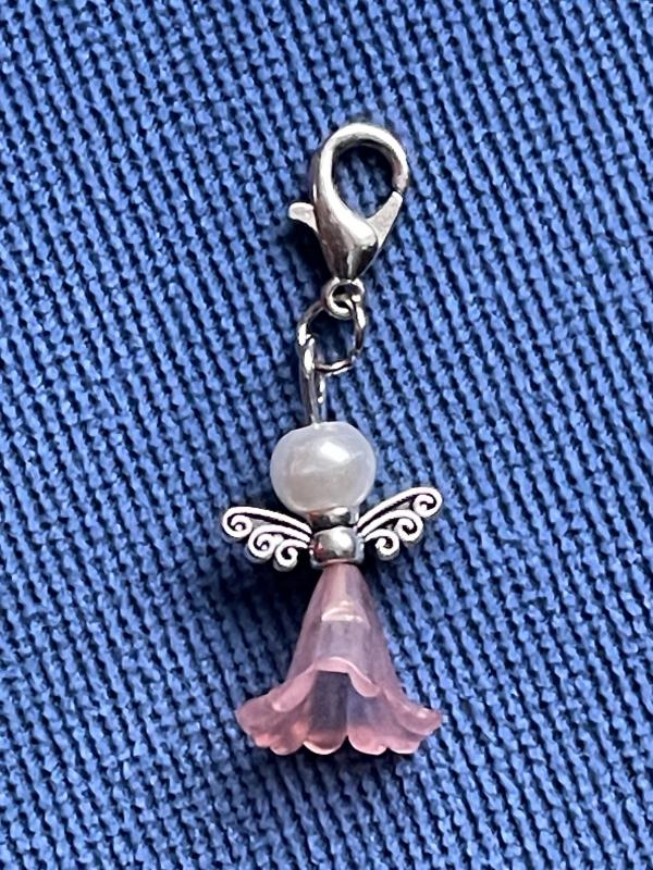 Égi Oltalom – Ezüst és barack angyal charm dísz kulcstartóhoz