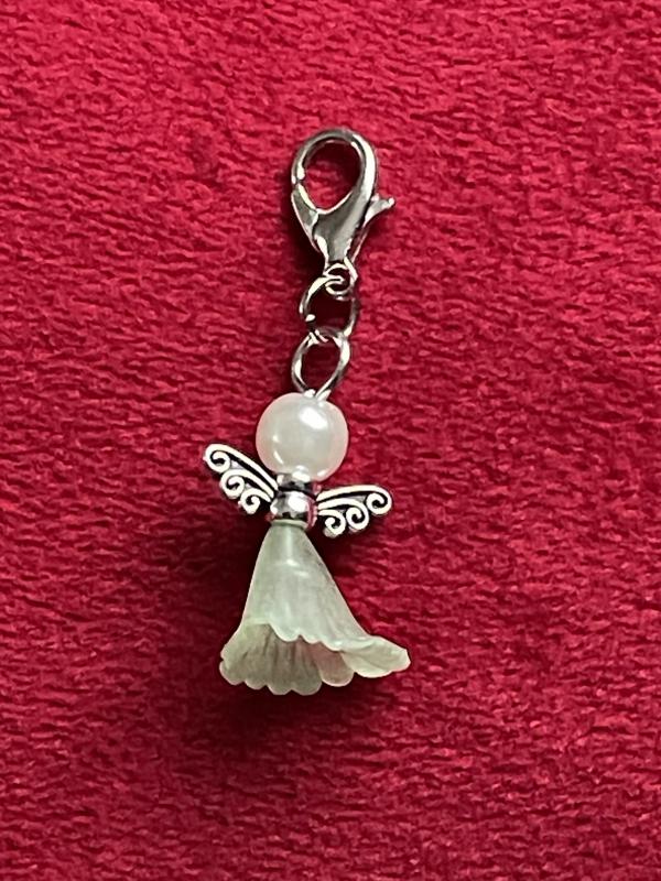 Égi Oltalom – Ezüst és zöld angyal charm dísz kulcstartóhoz