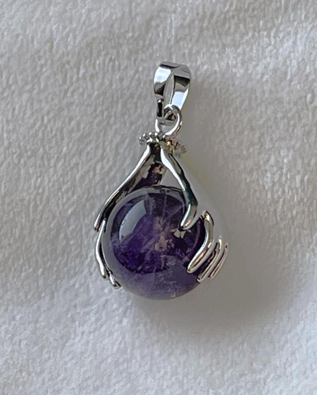 „Égi Oltalom” Ametiszt Gömb Medál – Kéz Motívummal (16 mm)