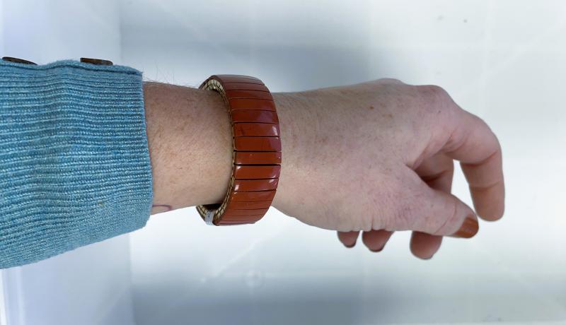 Életerő Forrása – Vörös jáspis karkötő arany színű rugalmas alapon