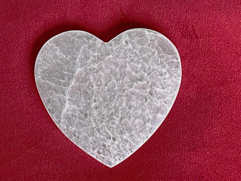Energetikai Bölcső – Szelenit lapos szív ásványtöltő (10 cm)