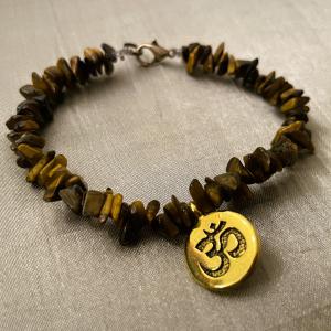 Arany Oltalmazó – Természetközeli Tigrisszem Női Karkötő OHM Medállal