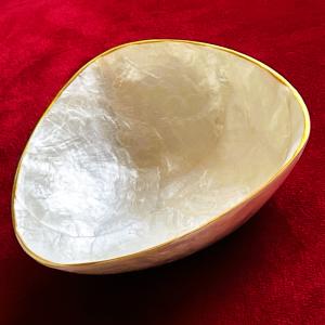 „Tenger Csillaga” Háromszög Alakú Fehér Kagyló Tál – Aranyszegéllyel