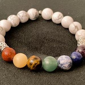 Tiszta Egyensúly – Howlit Férfi Karkötő 7 Csakra Ásvánnyal