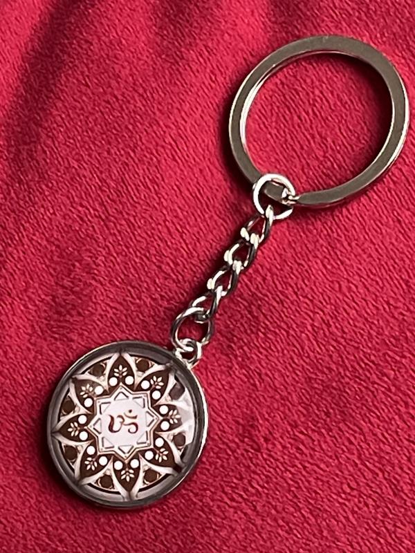 Ezüst Színű AUM (OHM) Mandala Kulcstartó – A teremtés ősi hangja