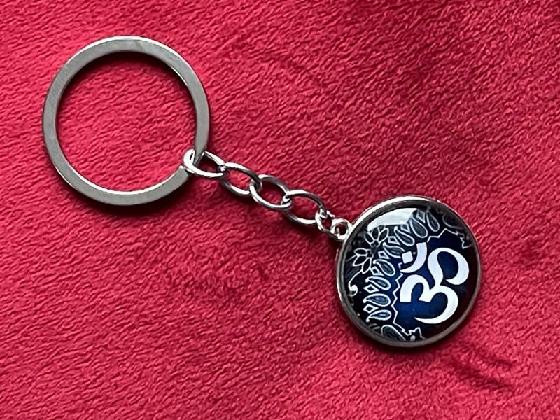 Ezüst Színű AUM (OHM) Mandala Kulcstartó – A teremtés ősi hangja