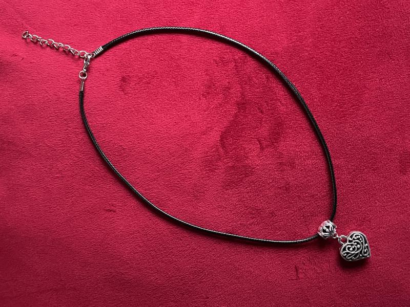 Ezüst színű Szív Carm, ajándék nyaklánccal