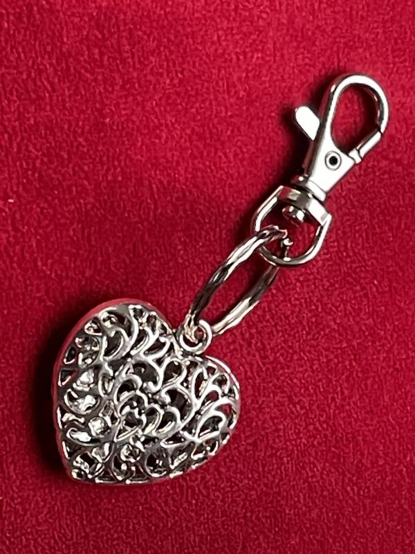 Ezüst Szív Kulcstartó – A szeretet és a ragaszkodás szimbóluma