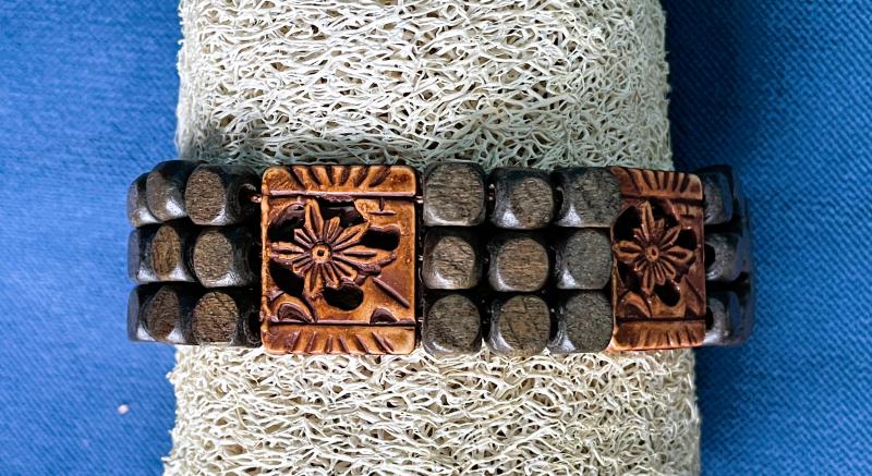 Faragott Virágos Fa Karkötő – Háromsoros Kézműves Ékszer Natúr Stílusban